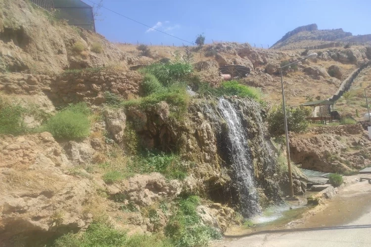 Mardin'deki Gap Şelalesi yerli halkın su ihtiyacını karşılıyor haberinin görseli