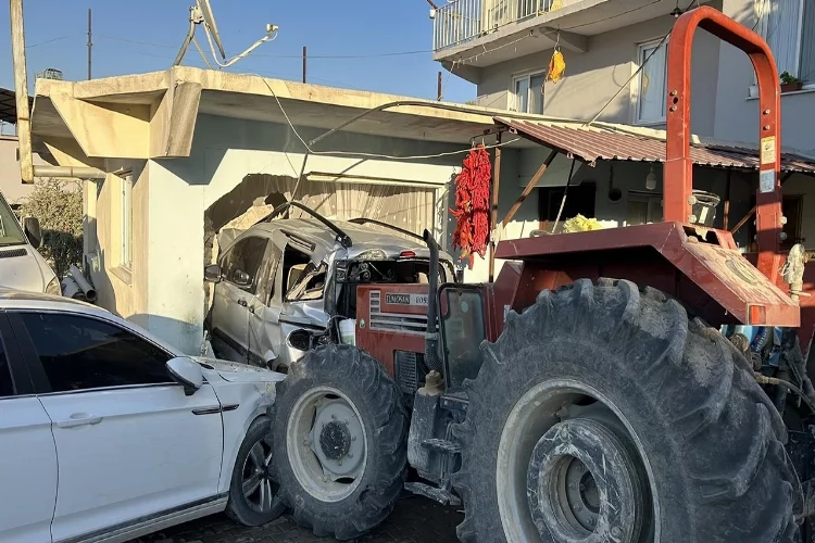 Hatay'da feci kaza: 3 aracı biçen traktör evin duvarını yıkıp içeri girdi