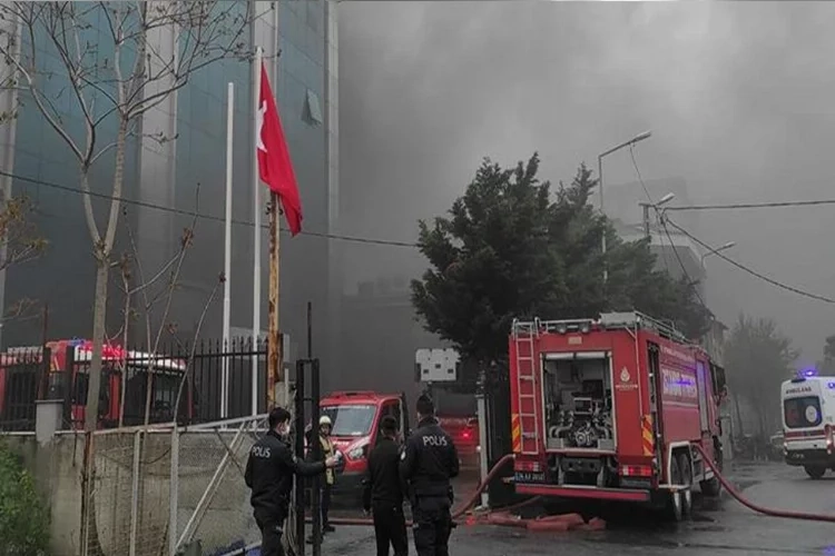 İstanbul’da çatı yangını