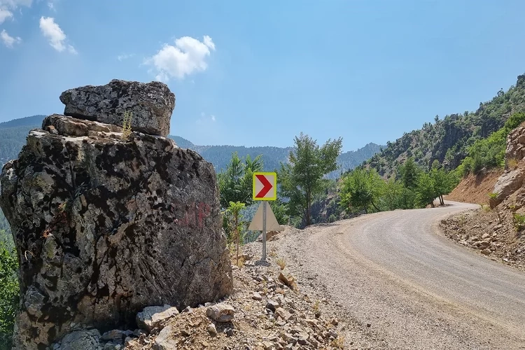 Adanalı eski muhtar köylülerle birlikte çalışıp yol yaptı haberinin görseli