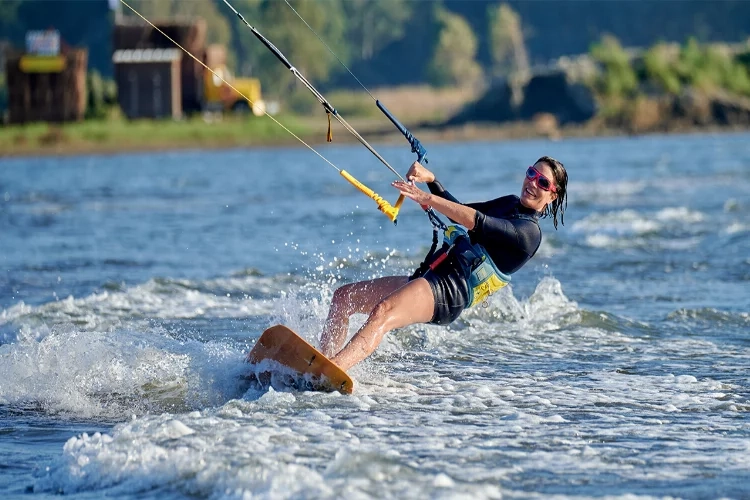 Ayça Varlıer'den Kitesurf şovu