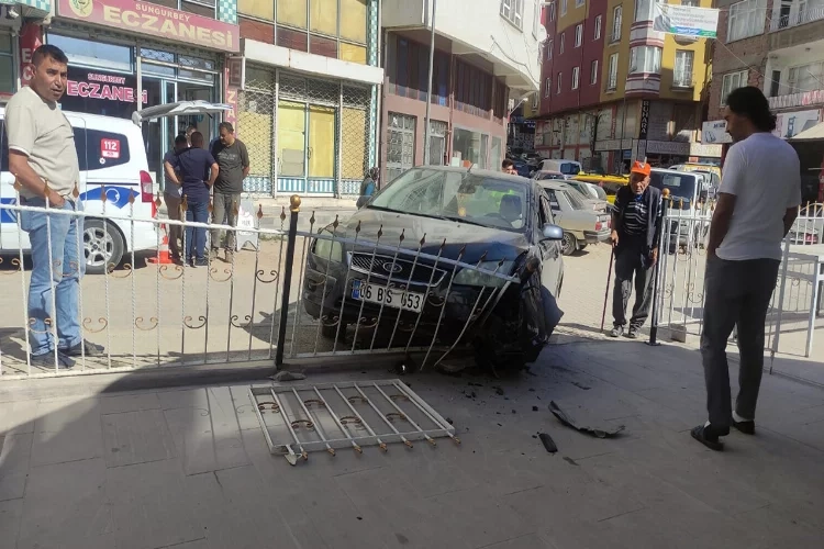 Kontrolden çıkan otomobil cami avlusuna girdi