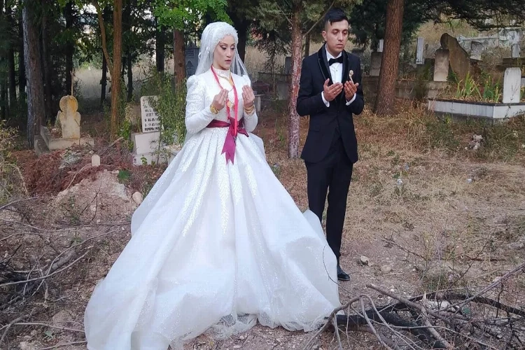 Gelin ve damat önce mezarlığa, sonra da düğüne gitti haberinin görseli