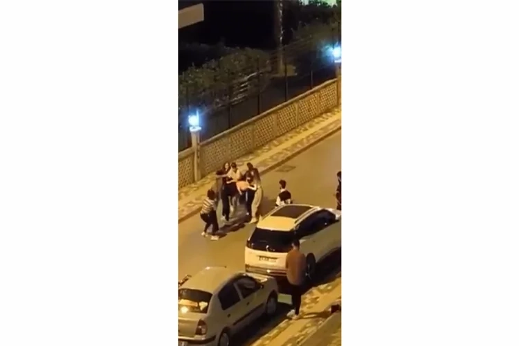 Kadınlar saç baş birbirine girdi, erkekler izledi haberinin görseli