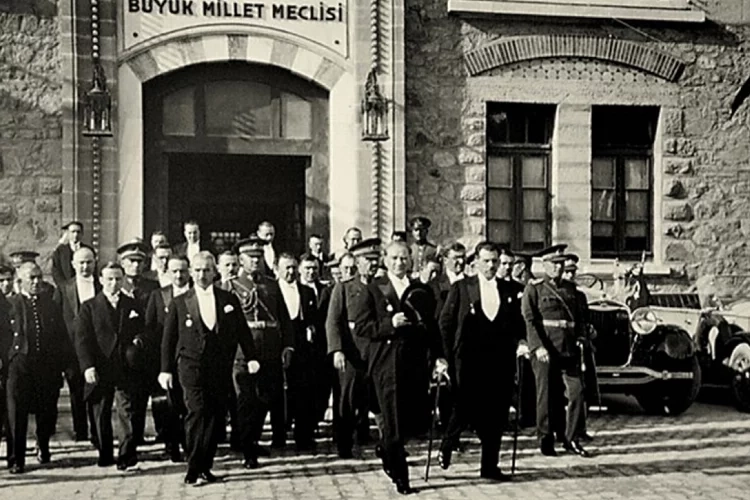 Emekli büyükelçilerden Atatürk Türkiyesi ve Gelecek Yüzyıl haberinin görseli