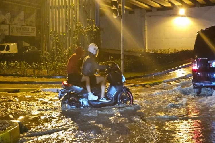 Aydın'da yollar 10 dakikada göle döndü