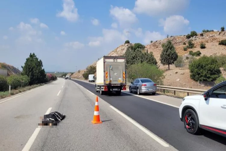 Adana’da otoyola giren yaşlı kadına araç çarptı haberinin görseli