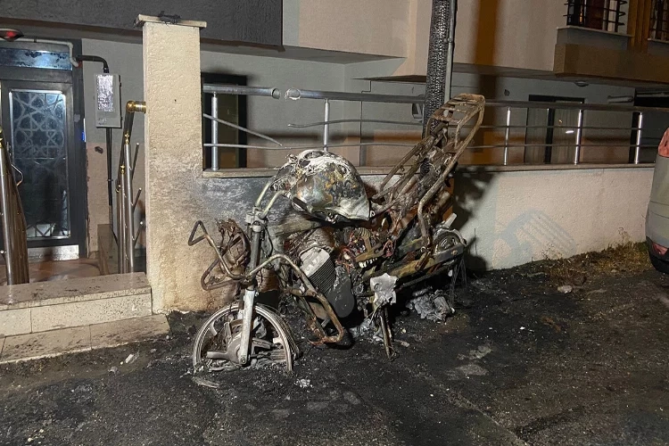 Beylikdüzü'nde doğal gaz kutusu alev alev yandı haberinin görseli