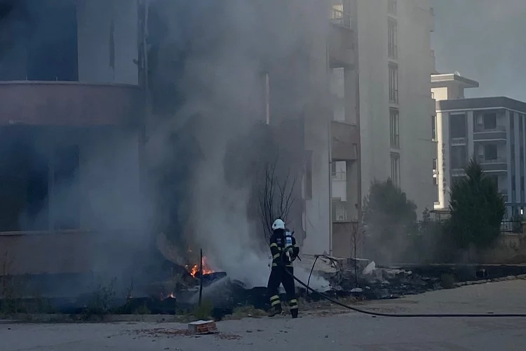 Adıyaman’da bina girişinde yakılan lastikler korku yarattı