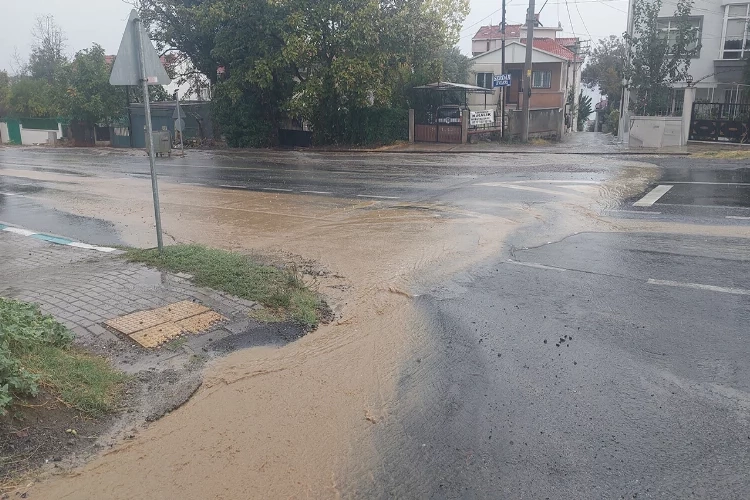 Tekirdağ'da sokaklar dere gibi aktı mazgallar işlevsiz kaldı