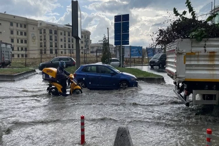 Vali Davut Gül, yağışlar sonrası İstanbul'da açıklama yaptı  haberinin görseli