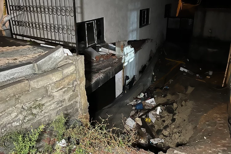 İstanbul'da bir binanın istinat duvarı yıkıldı haberinin görseli