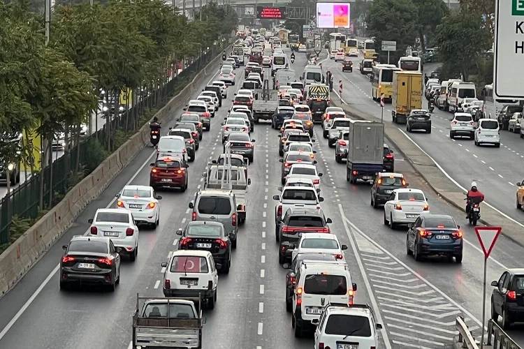 İstanbul'da beklenen yağış başladı, Anadolu Yakası’nda trafik kilitlendi haberinin görseli