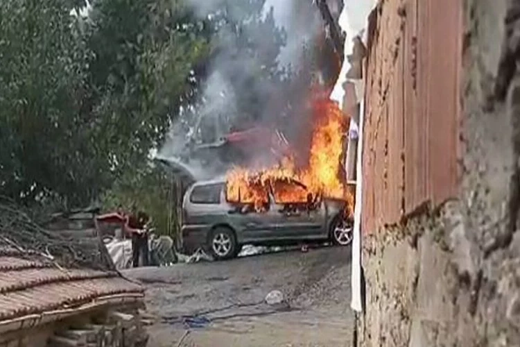 Karabük'te otomobil yangını: Kontağa bastığı gibi alev topuna döndü