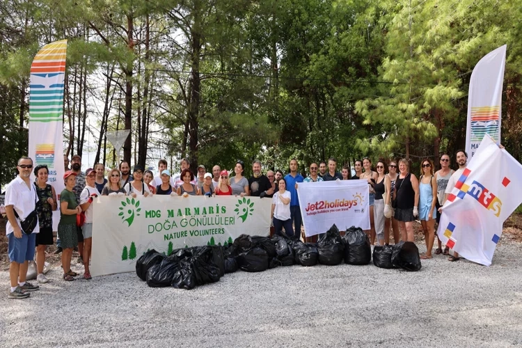 Marmaris'te gönüllülerden sahil temizliği