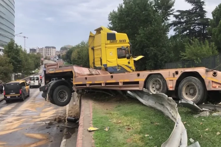 Pendik'te kaza: Tır bariyerde asılı kaldı