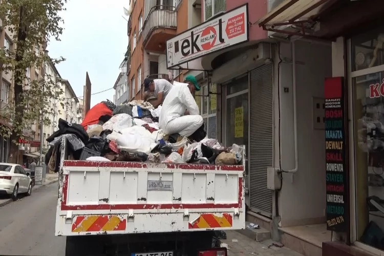 Bursa’da çöp evden 3 kamyon dolusu çöp çıktı haberinin görseli