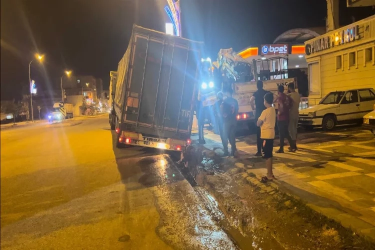 Şanlıurfa'da seyir halindeki tır yarılan asfalta düştü haberinin görseli