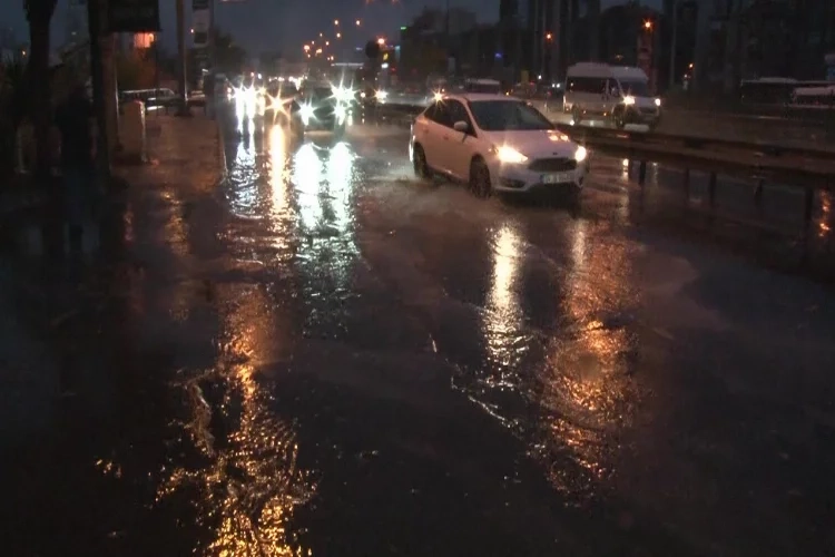 İstanbul Anadolu Yakası’nda sağanak yağış etkili oluyor haberinin görseli