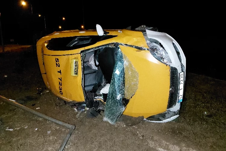 Cenaze dönüşü taksi takla attı: Yaralılar var! haberinin görseli
