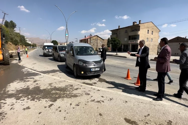 Hakkari’de 7 yıldır kapalı olan İpekyolu Caddesi trafiğe açıldı haberinin görseli
