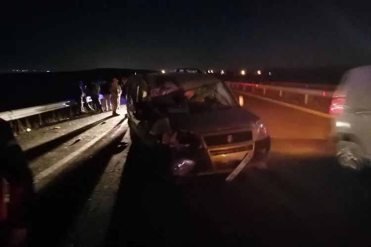 Kars’ta otomobil traktöre çarptı: Yaralılar var! haberinin görseli
