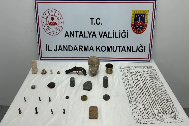 Antalya’da Hitit ve Roma dönemine ait paraları satarken yakalandı haberinin görseli