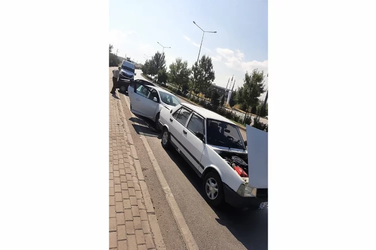 Afyon’da zincirleme kaza: İki araca çarparak durabildi