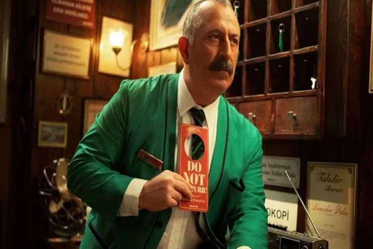 Cem Yılmaz yeni filmi Do Not Disturb Netflix’te haberinin görseli
