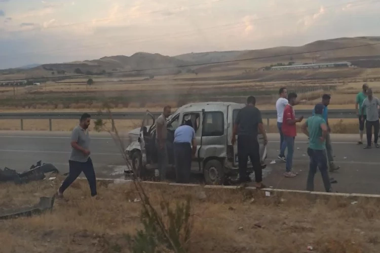 Elazığ’da trafik kazası: Hafif ticari araç refüje çarptı haberinin görseli