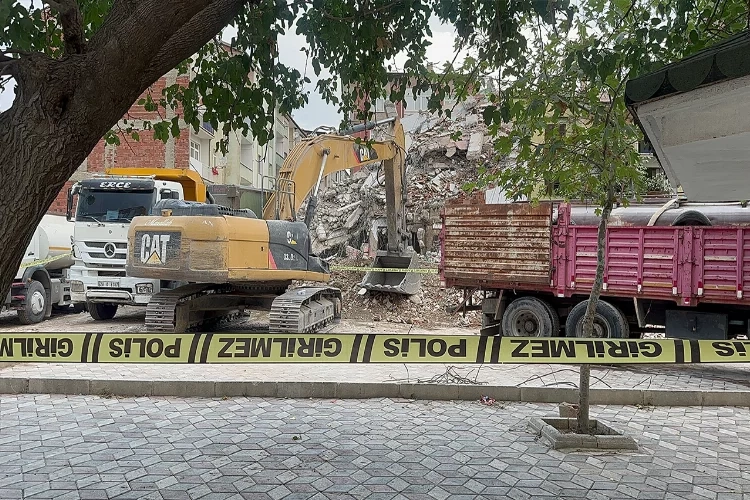 Elazığ'da bir işçi kepçeyle kamyon arasına sıkıştı haberinin görseli