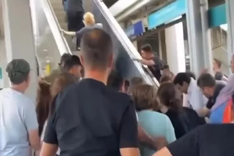İzmir Halkapınar İZBAN'da yürüyen merdiven çöktü! haberinin görseli