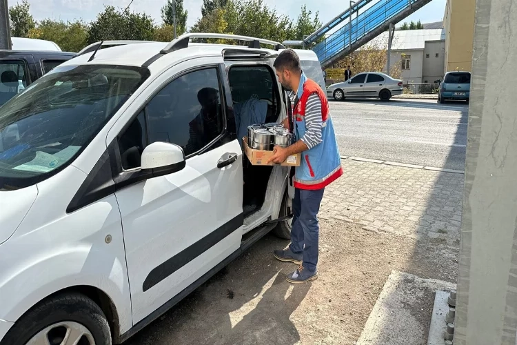 Ağrı'da ihtiyaç sahiplerine sıcak yemek dağıtılıyor haberinin görseli