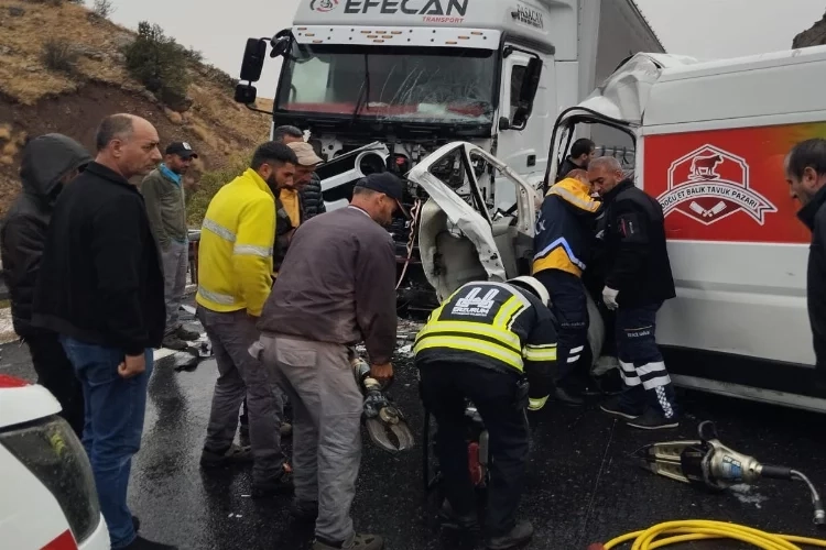 Erzincan’da feci trafik kazası: 1 ölü, 2 ağır yaralı