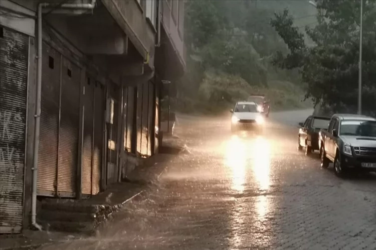 Trabzon'da şiddetli yağış etkili oldu... Evleri su bastı