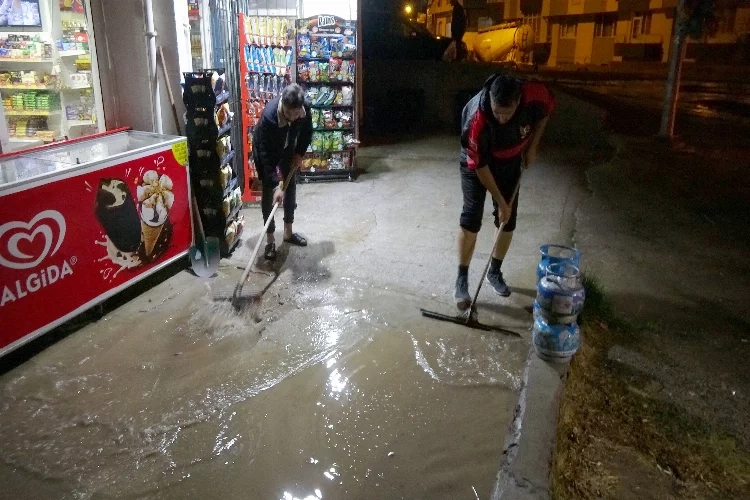 Yozgat'ı sağanak vurdu: Ev ve iş yerlerini su bastı