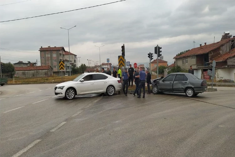 Amasya’da otomobiller çarpıştı