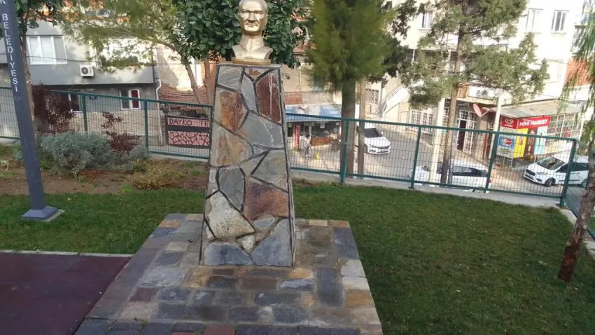 Atatürk Büstü'ne Çirkin Saldırıııııı