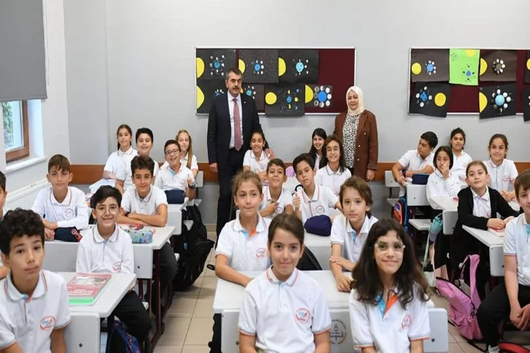 Bakan Tekin, bayrak törenine katıldı haberinin görseli