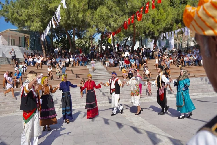 Çeşme festivalle renklendi: ‘Sakız güzelleri’ yarıştı, en iyi ‘Çeşme Kavunu’ seçildi haberinin görseli