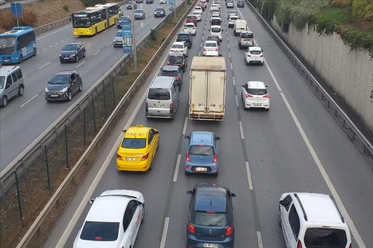 İstanbul'da haftanın ilk gününde trafik yoğunluğu haberinin görseli