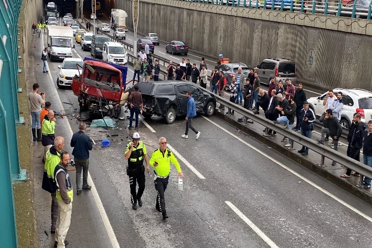 Kocaeli'de zincirleme trafik kazası: 7 araç birbirine girdi!