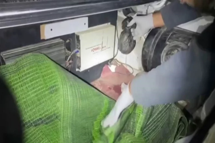 Konya’da otomobilin arka koltuğuna zulalanmış eroin ele geçirildi haberinin görseli