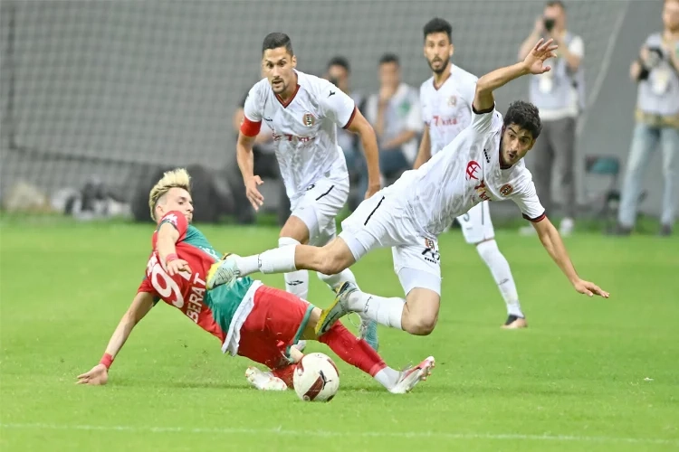 Karşıyaka'nın yenilmezlik serisi bozuldu: Karşıyaka-Turgutluspor:0-1 haberinin görseli