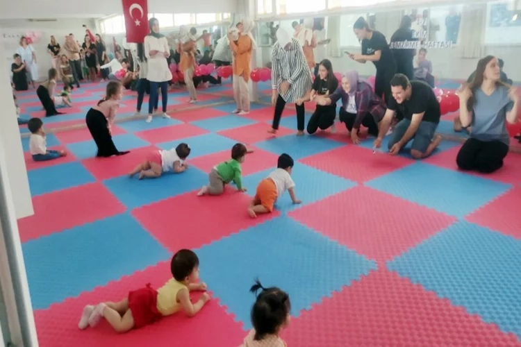 Antalya’da bebekler emekleyerek yarıştı haberinin görseli