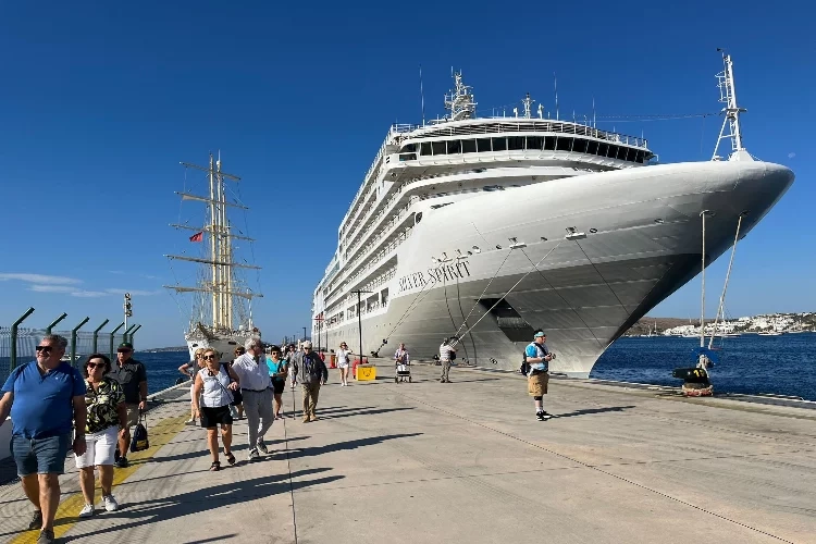 Muğla'ya yolcu gemisi ile turist akını haberinin görseli