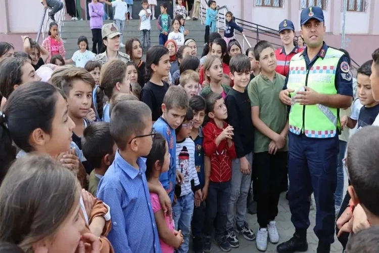 Jandarma ve emniyet okul çevrelerini denetledi haberinin görseli