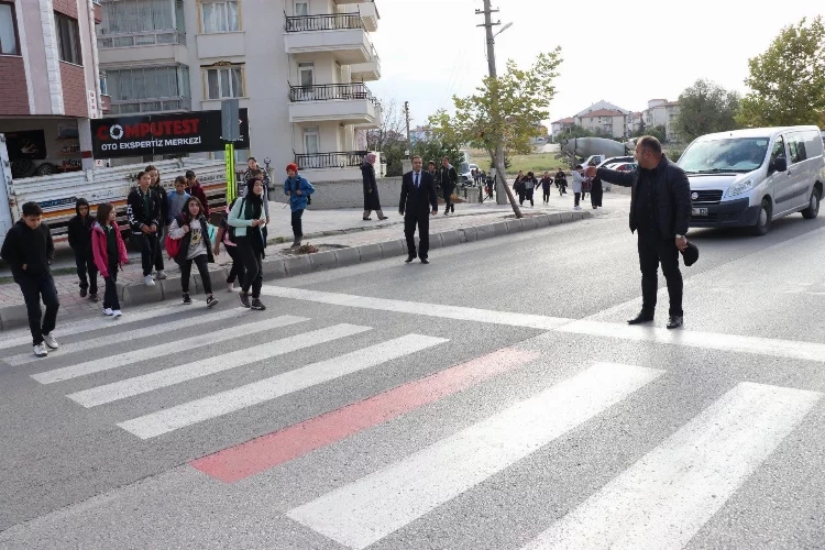 Afyonkarahisar'da mahalle muhtarları trafiği öğrenciler için durduruyor haberinin görseli