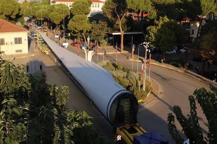 Ödemiş’te dev rüzgâr kanatları şehir merkezinden geçti haberinin görseli