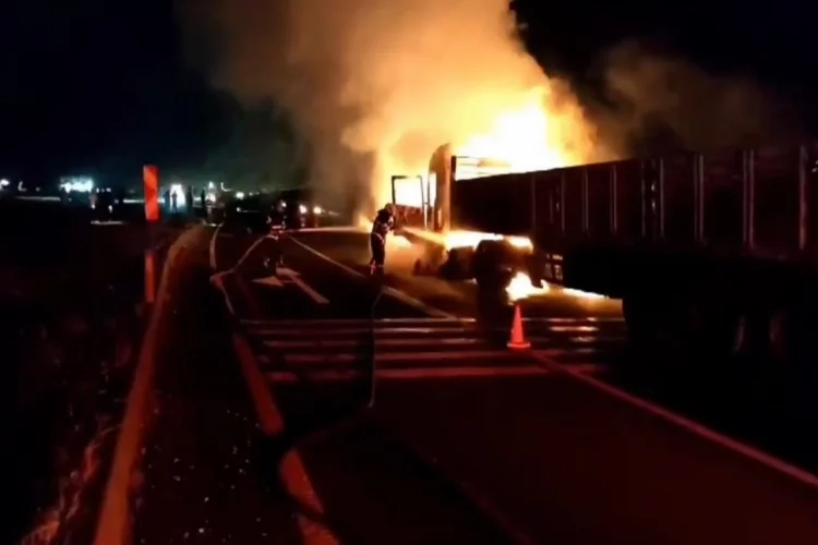 Şanlıurfa'da tır alev alev yandı haberinin görseli